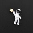 Kép 2/2 - Medál - 21x16,5mm - fehér űrhajós - aranycsillaggal