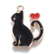 Kép 1/3 - Medál - fekete macska piros szívvel - halvány arany