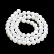 Kép 2/4 - Üveggyöngy - csiszolt, gyöngyházfényű, kerek, fehérfüstös, 8 mm (10db)