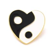 Kép 1/3 - Kitűző - Szív Yin Yang, arany, fekete, 29x30x10.5mm