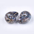 Kép 2/2 - Porcelán gyöngy – kézzel készített - díszes antik - tengeri csiga – barnás - sötétkék színben