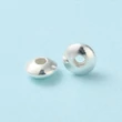 Kép 3/3 - 925 Sterling ezüst - köztes gyöngy - lapos - kerek - 4x2mm - nikkelmentes - valódi platina bevonattal 