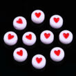 Kép 1/4 - Akril gyöngy - lapos kerek szívvel - fehér és piros - 7x3.5mm