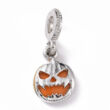 Kép 1/4 - Medál - halloweeni tökfej - ezüst és narancs színben - medáltartóval