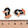 Kép 3/3 - Medál - Halloweeni koporsó, fehér kereszt díszítéssel és narancs denevérrel és arany 21,5x16x1,5mm