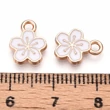 Kép 3/3 - Medál - fehér virág, világos arany, zománc charm, ólommentes és kadmiummentes11.3x9x1.5mm