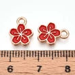 Kép 3/3 - Medál - virág charm, piros és arany, 11.3x9x1.5mm, zománc - ólommentes és kadmiummentes!
