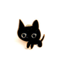 Kitűző - macska - fekete - halvány arany pillangó kapoccsal - Nikkelmentes! 