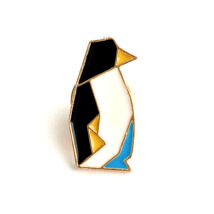 Kitűző - pingvin - geometrikus - színes - halvány arany pillangó kapoccsal - Nikkelmentes!