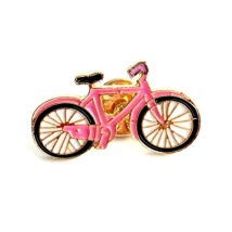 Kitűző - bicikli - rózsaszín - halvány arany pillangó kapoccsal - Nikkelmentes!