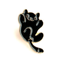 Kitűző – macska -fekete - halvány arany pillangó kapoccsal - Nikkelmentes!