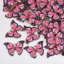 Medál - pillangó - ötvözött zománc - élénk rózsaszín - világos arany színben 