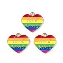 Medál - szív - szívárvány -  pride - “Love Wins” felirattal -  lapos - világos arany színben 14x12x2mm 