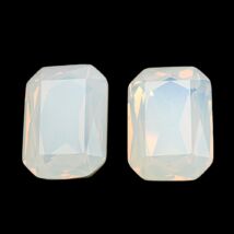 Üveg kaboson - négyzet alakú - opal fehér színben - csiszolt- 24.5~25x17.5~18x7.5~8mm