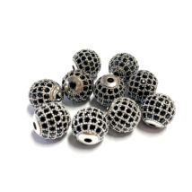 Köztes gyöngy - Fekete Cirkón kővel díszített gömb alakú - 10mm - platina ezüst színű foglalatban 