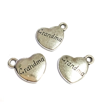 Szív medál, Grandma felirattal, antik ezüst színben 