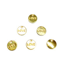 Medál – 9x1,5mm – LOVE felirattal, kerek medál- halvány arany színben 