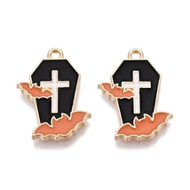 Medál - Halloweeni koporsó, fehér kereszt díszítéssel és narancs denevérrel és arany 21,5x16x1,5mm