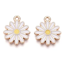 Medál - virág, fehér- arany charm, 18x15x2mm, zománc - ólommentes és kadmiummentes!