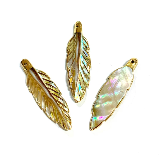 Medál - levél - 45x13mm - természetes édesvízi kagyló - aranyozott sárgaréz medálakasztóval
