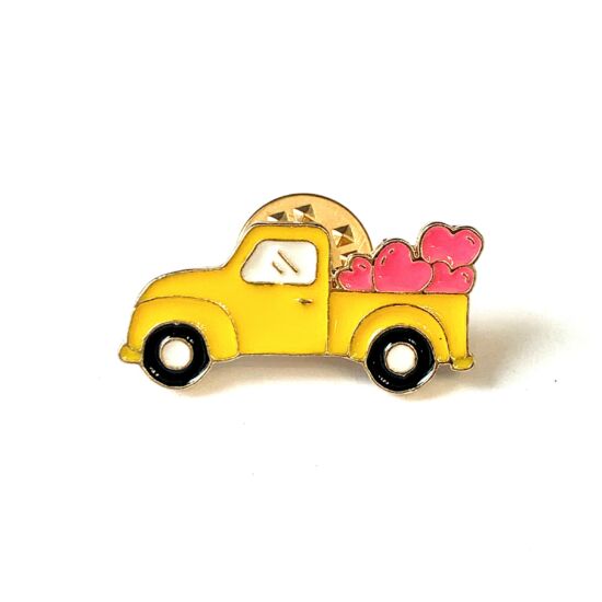 Kitűző - sárga kocsi - szívecskékkel - zománcozott és arany pillangó kapoccsal