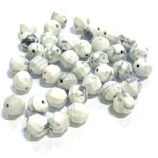 Természetes Ásványgyöngy - 10x9.5mm - Howlit  - polygon