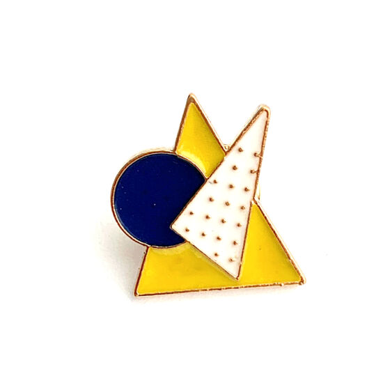 Kitűző - sárga és fehér háromszög - kék kör - zománcozott és világos arany pillangó kapoccsal - Nikkelmentes!