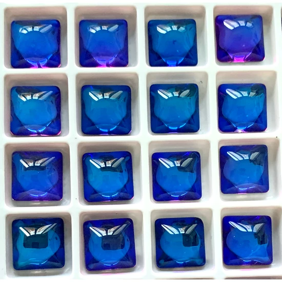 Kristály - 10x10mm - kaboson - négyzet alakú - lapos hátlap - mélykék