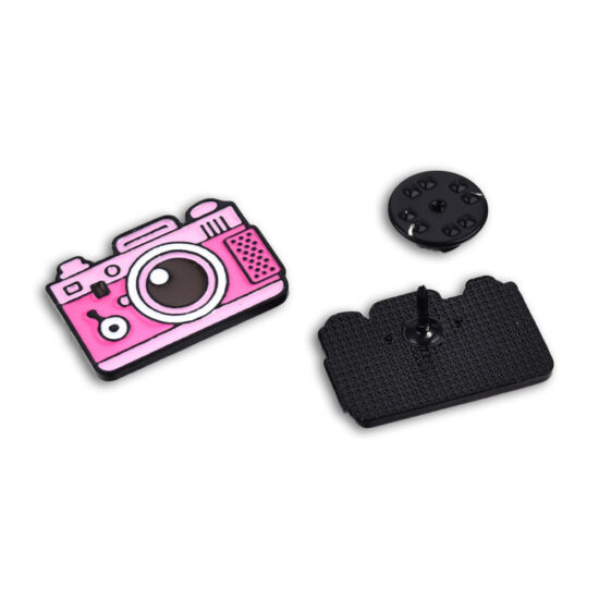 Kitűző - fényképezőgép - pink - fekete pillangó kapoccsal - Nikkelmentes!