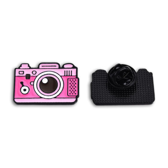 Kitűző - fényképezőgép - pink - fekete pillangó kapoccsal - Nikkelmentes!