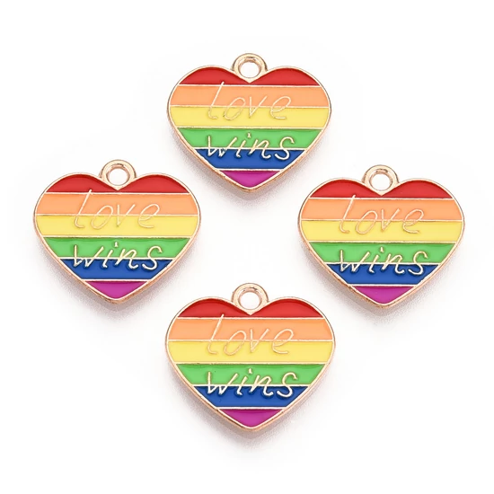 Medál - szív - szívárvány -  pride - “Love Wins” felirattal -  lapos - világos arany színben 14x12x2mm 