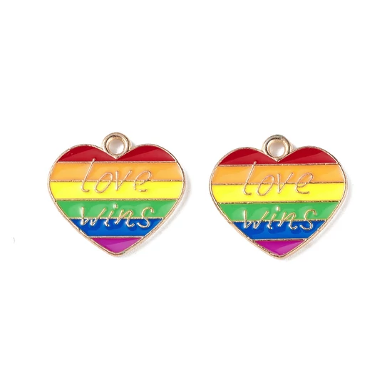 Medál - szív - szívárvány -  pride - “Love Wins” felirattal -  lapos - világos arany színben 14x12x2mm 