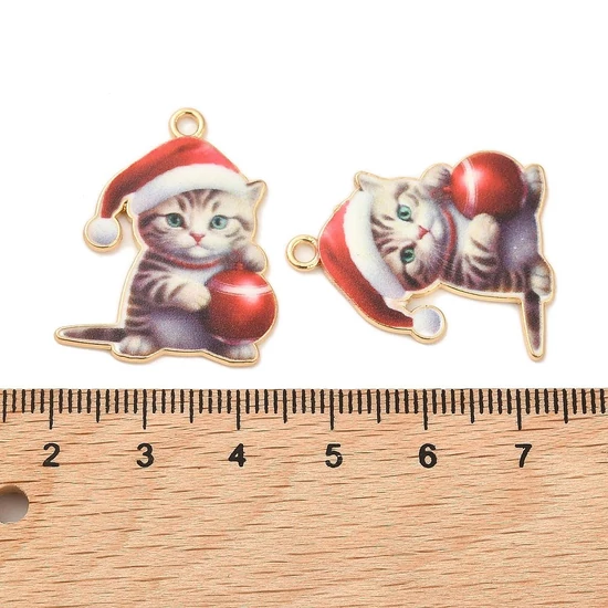 Medál - karácsonyi macska, mancsában piros gömb - charm, piros- arany, 29x24x1.5mm