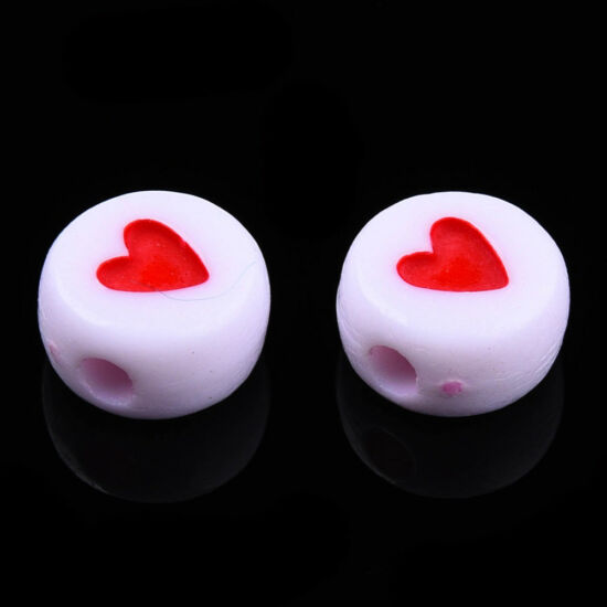 Akril gyöngy - lapos kerek szívvel - fehér és piros - 7x3.5mm