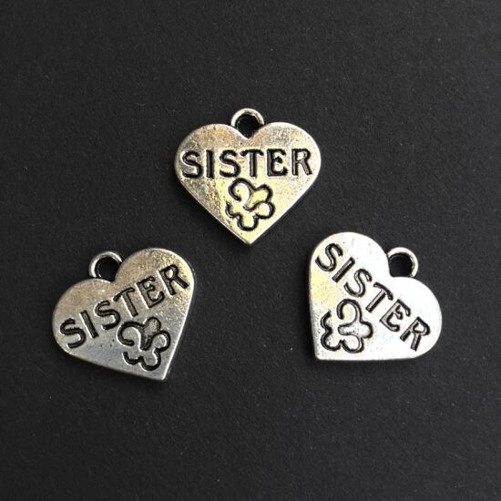 Medál - Szív alakban Sister felirattal, ezüst színben 