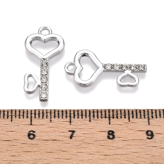 Medál - Kulcs, szív - strasszkővel, ezüst színben 21.5x10.5x1.5mm